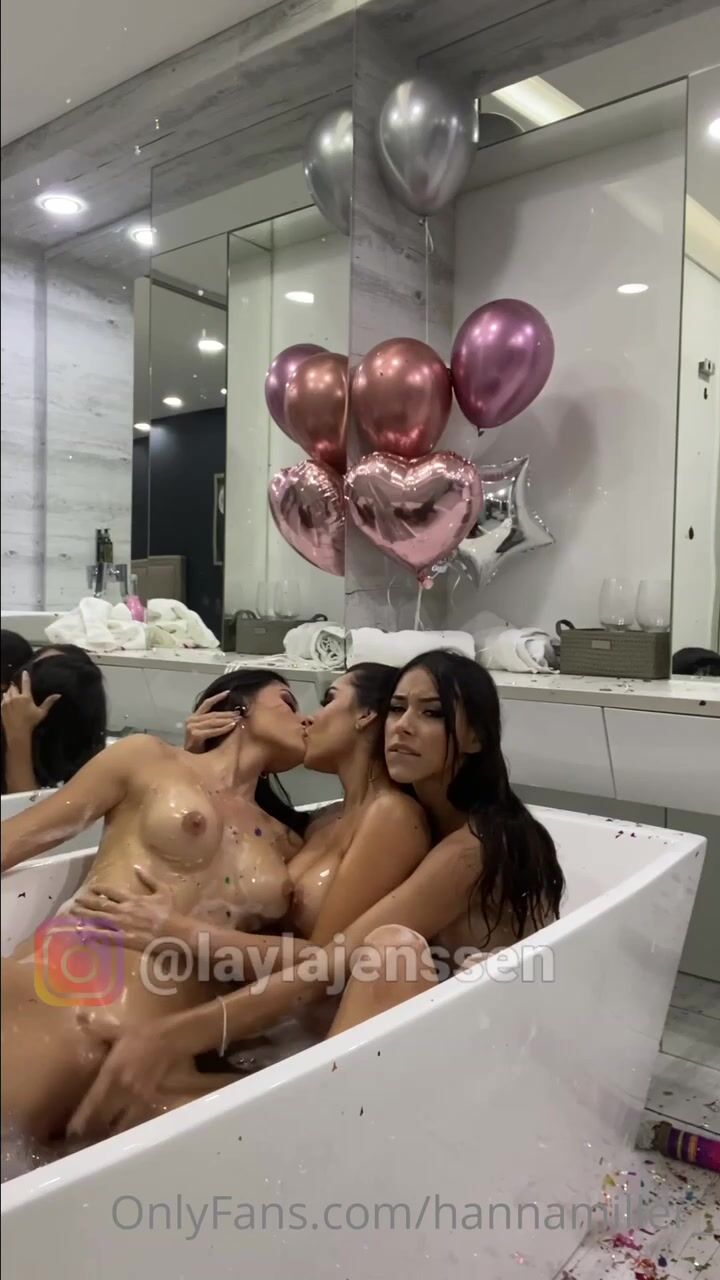 Hannah Miller lesbian bathtub
