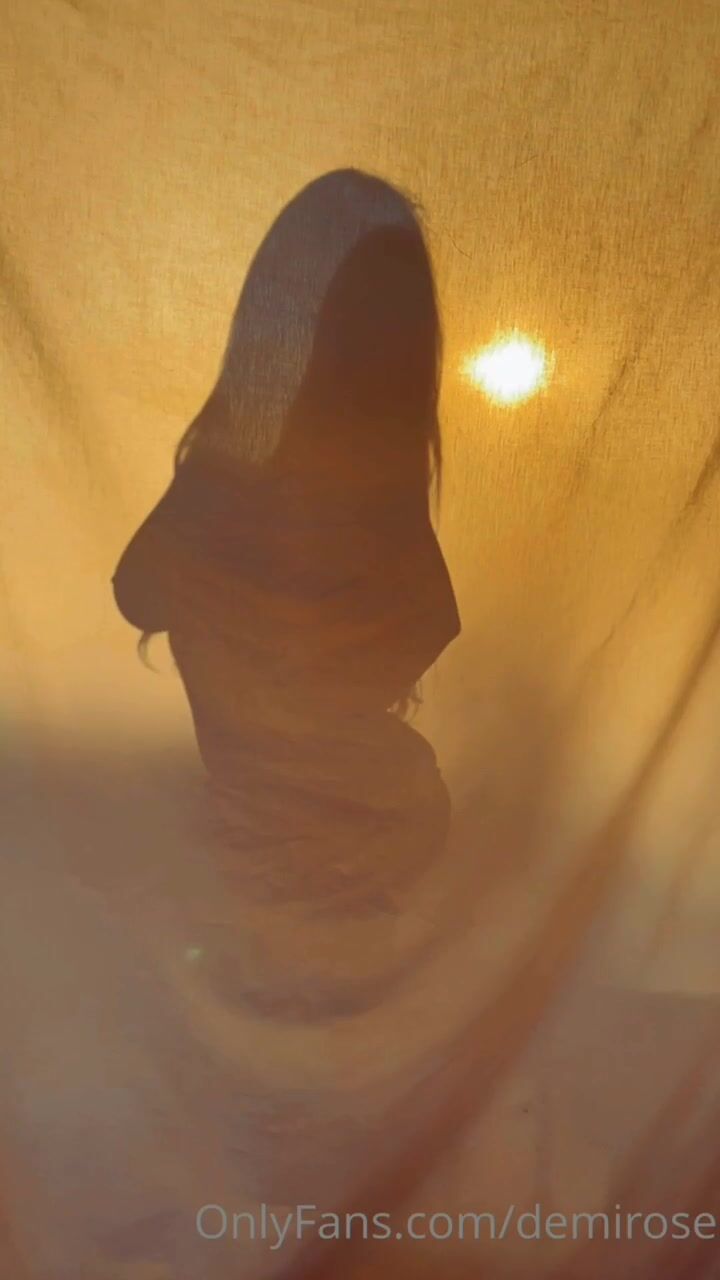 Demi Rose, sexy silhouette