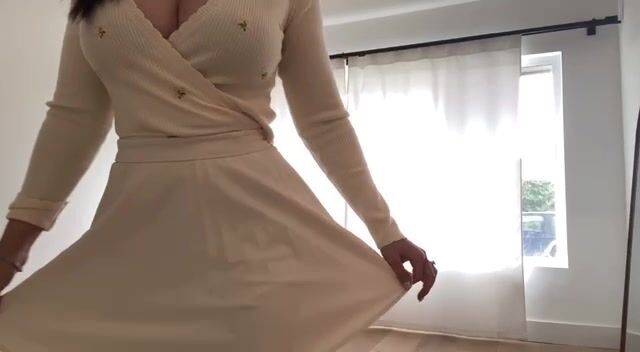Syanne lifting up her dress