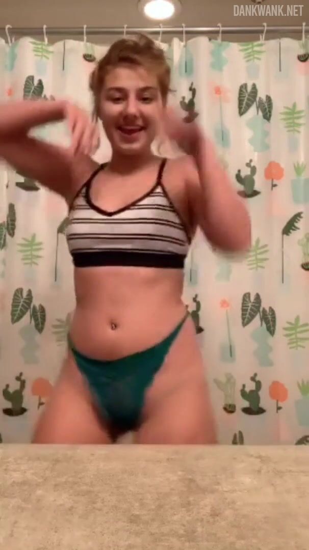 Sarahhex Flashes Her Nude Ass On Periscope