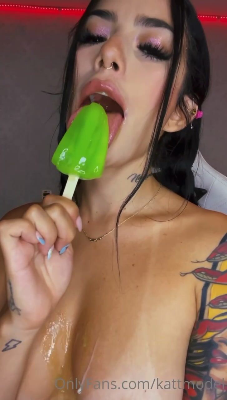 Katt_model ice cream queen