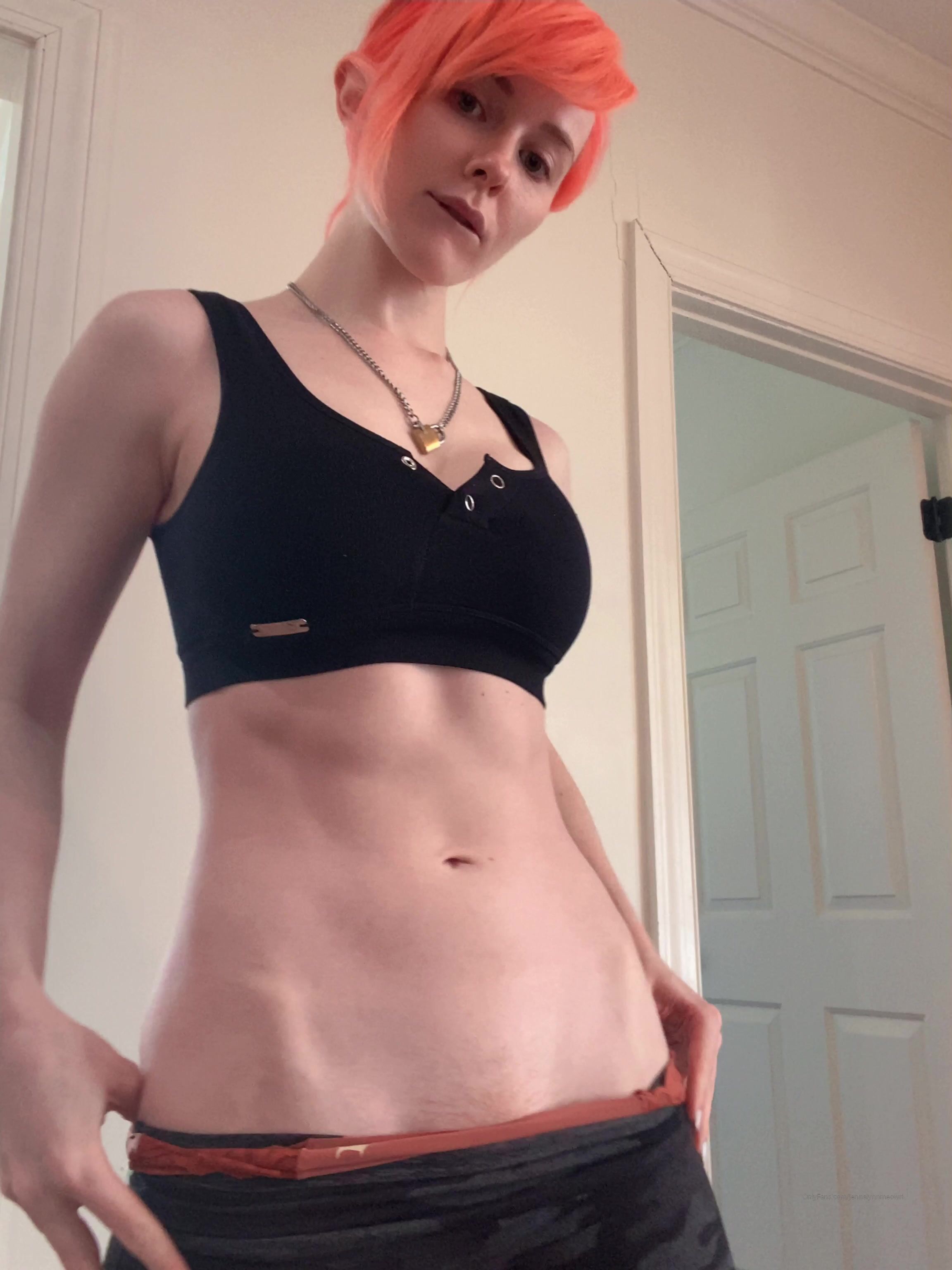 Jennalynn Meowri - Showing off her toned body
