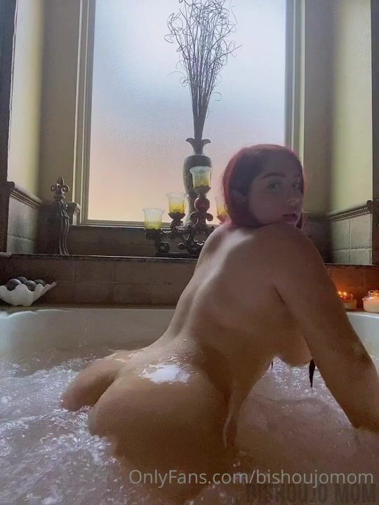 Juliette Michele (BishoujoMom) twerking in the bath OnlyFans
