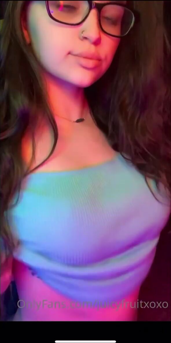 @juicyfruitxoxo plays with her fantastic tits