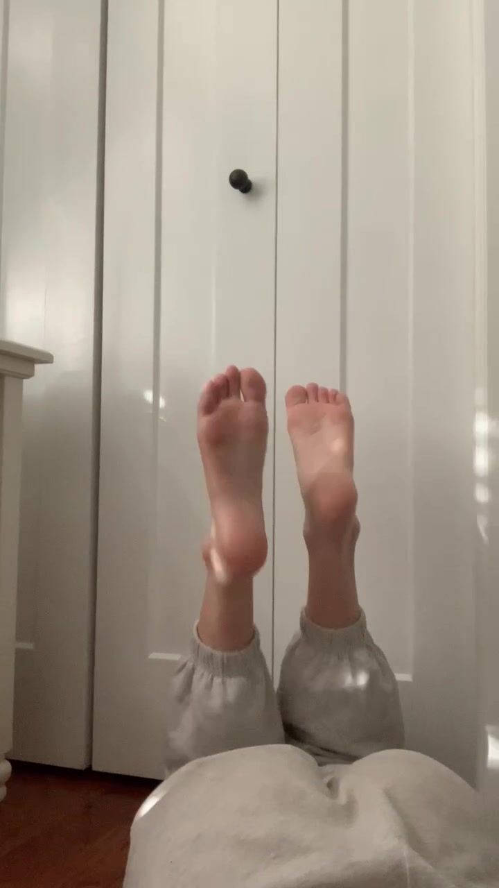 pretty soles and toes