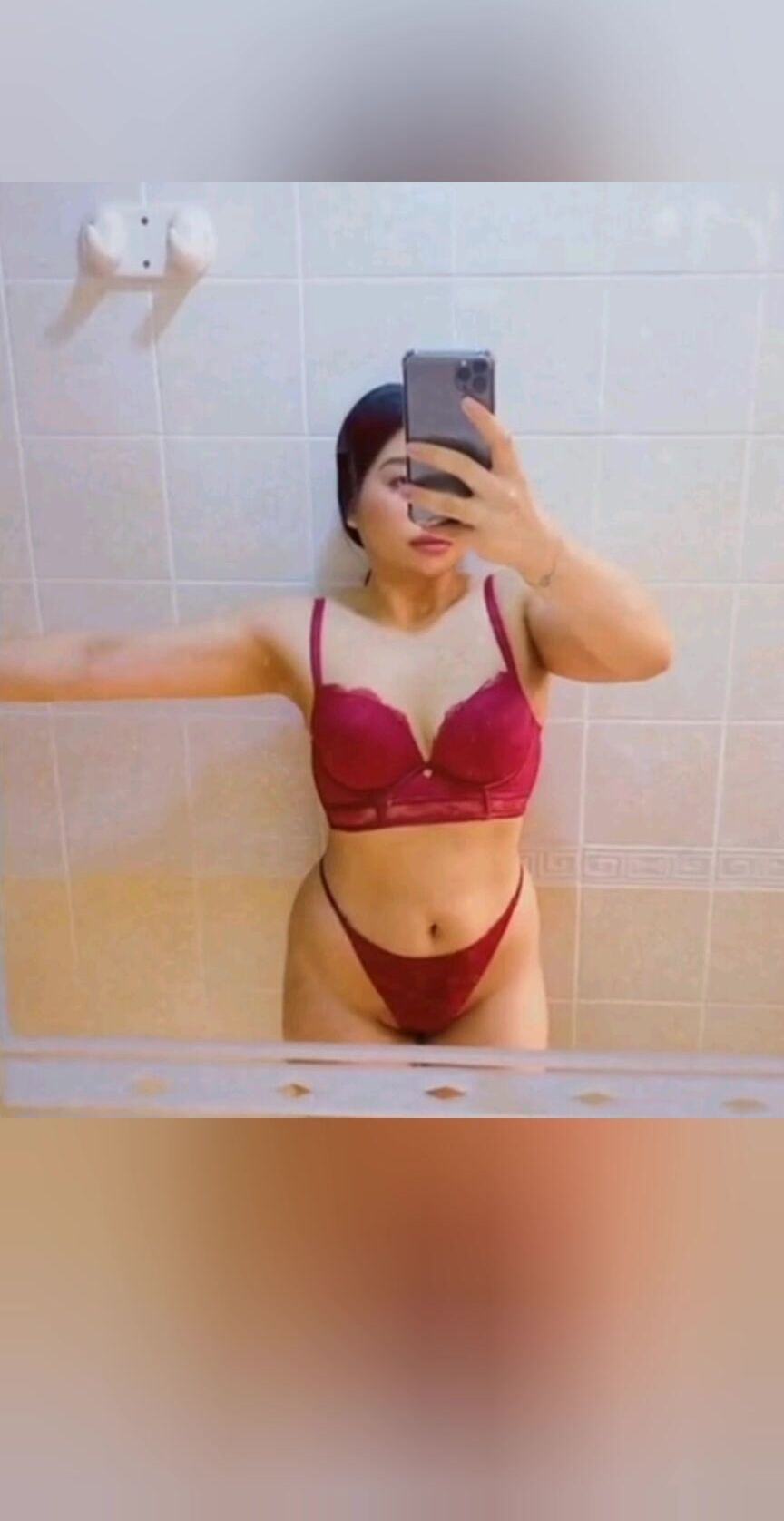 Thai IG Model Yayee Gets Naked before shower