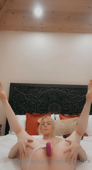 msfiiire vibrator stuffing her pussy emilytaylor video