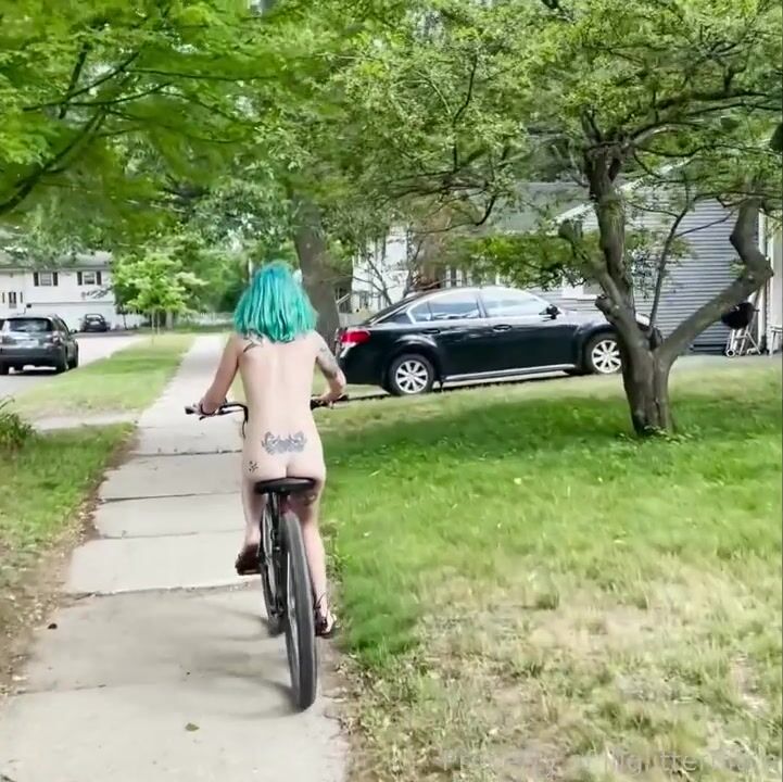 Lilglitterbitch nude biking