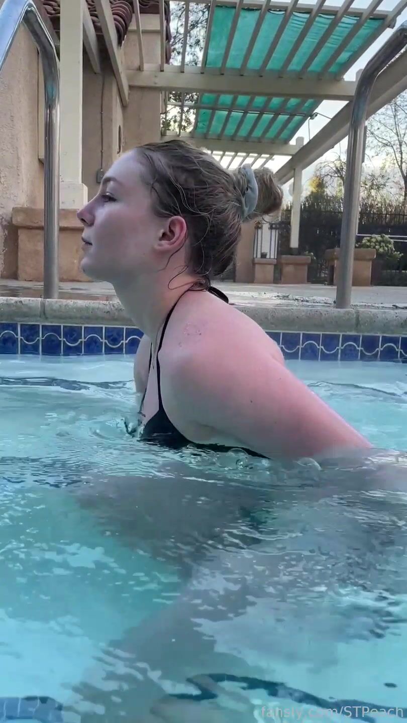STpeach bikini pool cleavage & splish splash bare ass