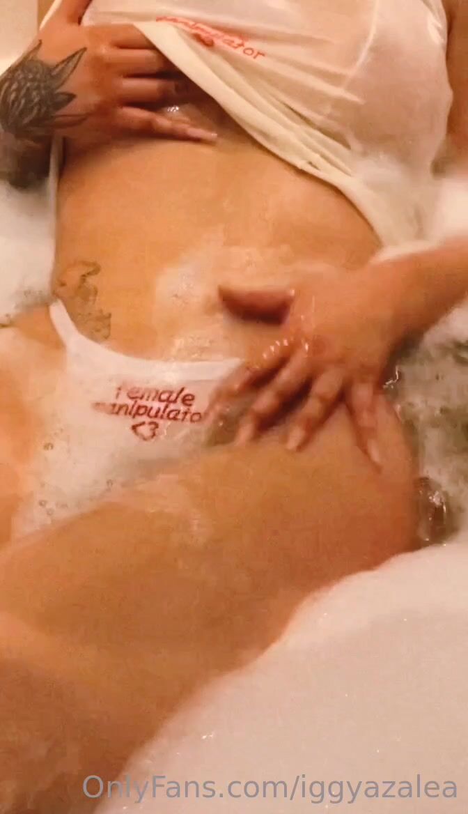 Iggy Azalea flashes tits in bath tube