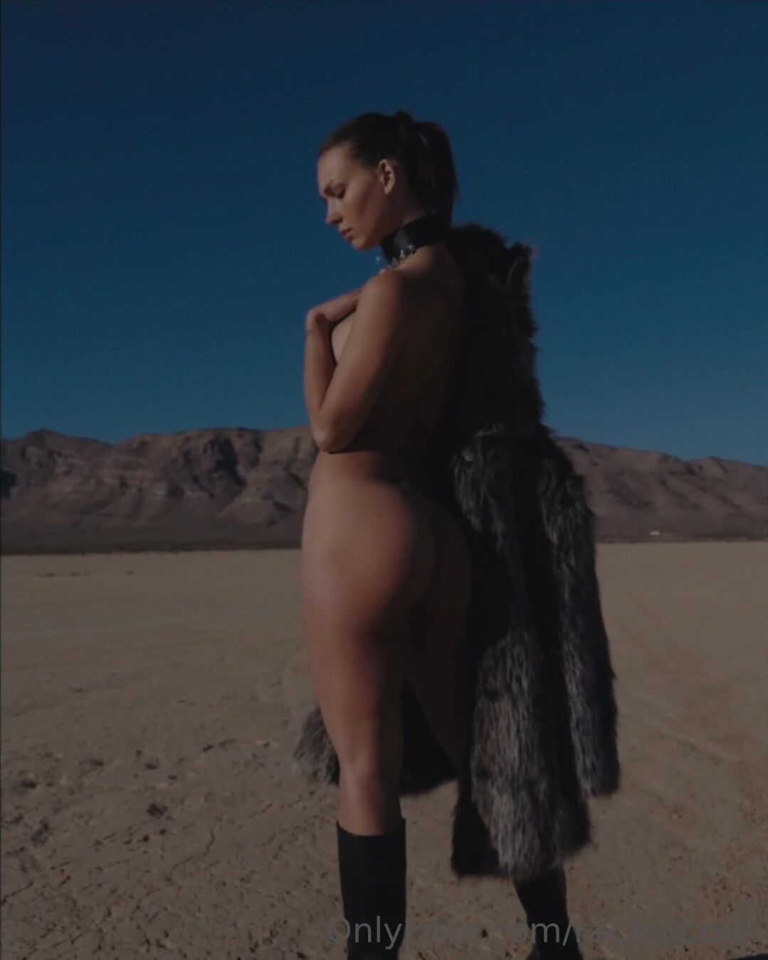 Rachel Cook- Full nude in the desert with fur coat