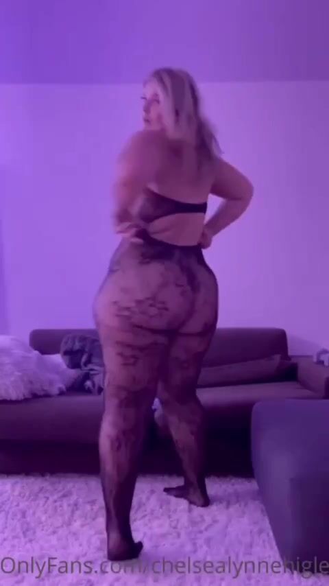 Chelsea lynn shaking and clapping ass on OF