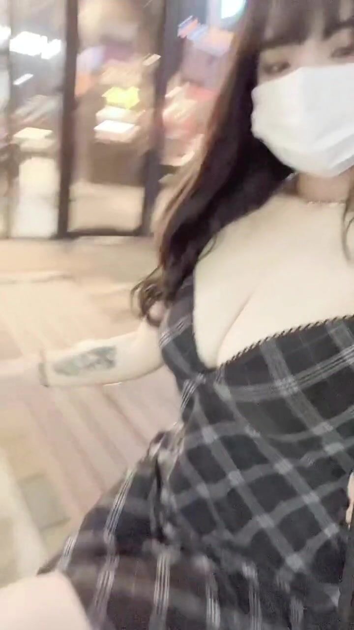 echih outdoors cleavage tease