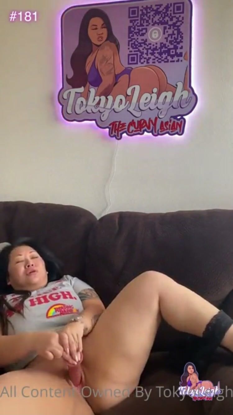 MissTokyoLeigh Masturbates With Dildo On the Couch