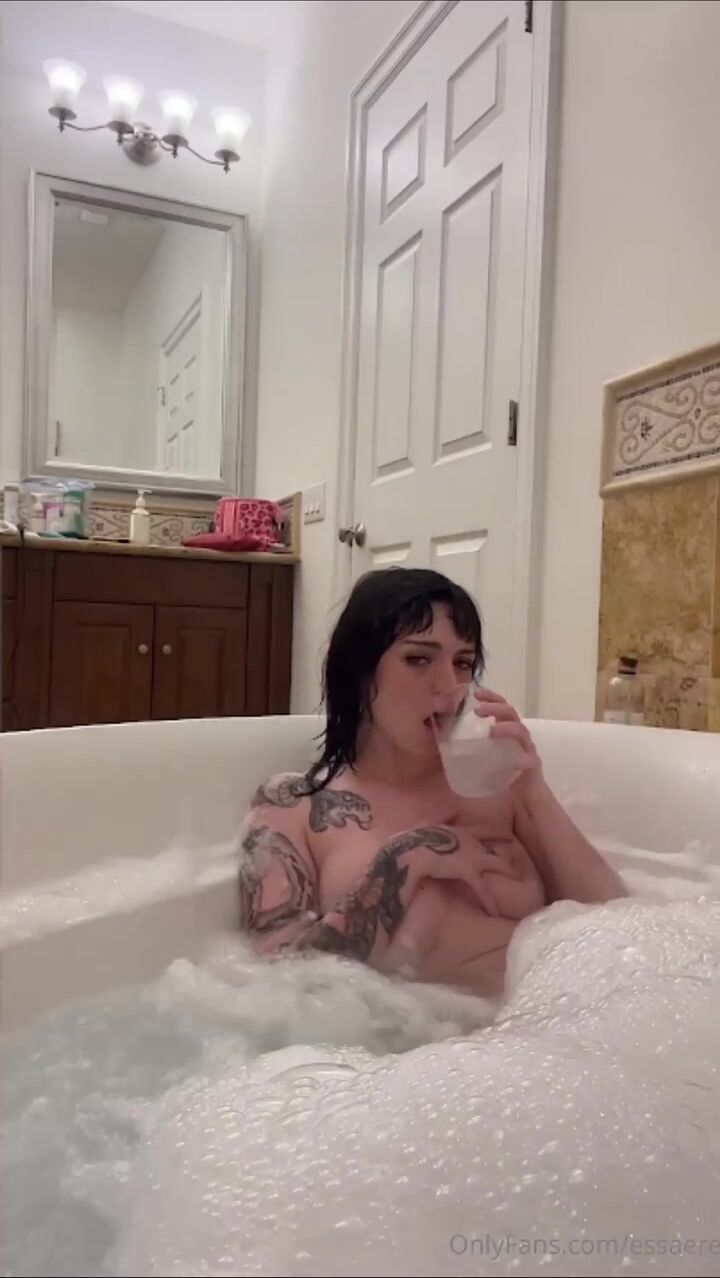Essaere bathtub masturbation
