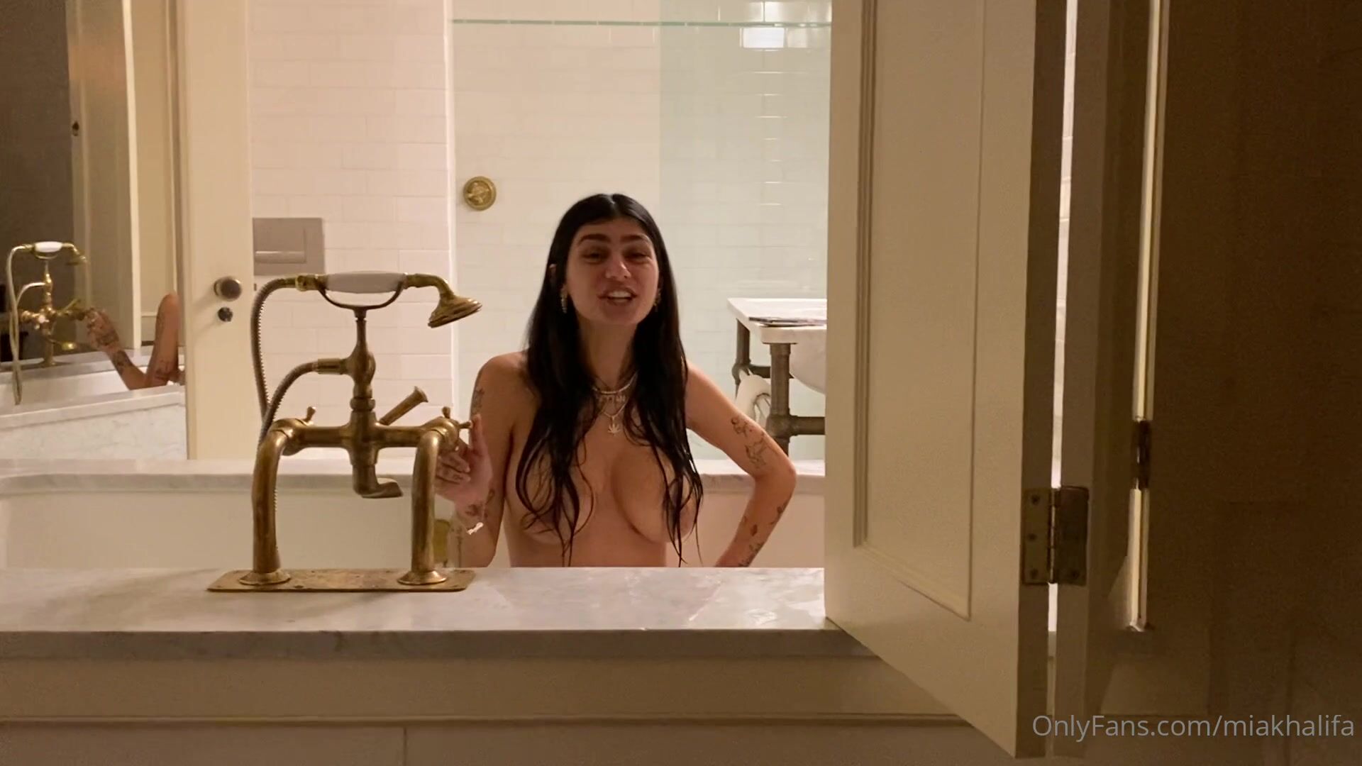 Mia Khalifa naked bathtub Live Onlyfans